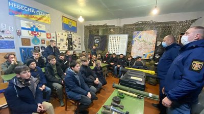Вивчали види боєприпасів: у Черкасах рятувальники навчали "юних морпіхів" Вивчали види боєприпасів: у Черкасах рятувальники навчали "юних морпіхів"
