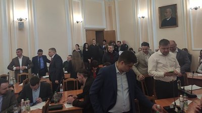 У Тернопільській міській раді перед початком сесії перевіряли температуру в усіх, хто реєструвався У Тернопільській міській раді перед початком сесії перевіряли температуру в усіх, хто реєструвався