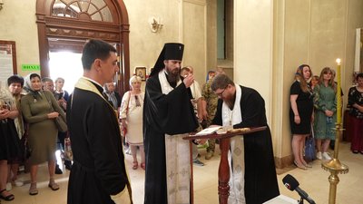 Молебень і дзвіночки як символ дитячих голосів. У Кропивницькому вшанували пам'ять дітей, загиблих через війну з Росією
