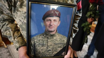 У Луцькій громаді попрощалися з 47-річним військовослужбовцем Віктором Кицуном У Луцькій громаді попрощалися з 47-річним військовослужбовцем Віктором Кицуном