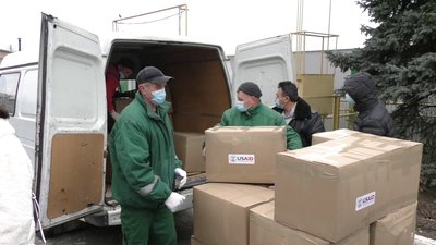 Лікарні Херсона, які працюють з хворими на COVID-19, отримали захисні комбінезони