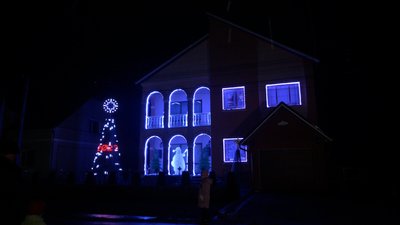 Сім'я з Рівненщини влаштовує музично-світлове шоу на власному подвір'ї Сім'я з Рівненщини влаштовує музично-світлове шоу на власному подвір'ї