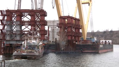 Плавкран "Захарій" повернувся до будівництва запорізького мосту через Дніпро