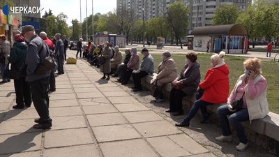 Черкаські пенсіонери отримали одноразову грошову допомогу Черкаські пенсіонери отримали одноразову грошову допомогу