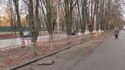 Місце події огороджено стрічкою та дерев`яним парканом Місце події огороджено стрічкою та дерев`яним парканом
