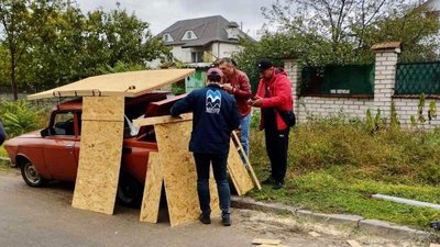 У Миколаєві комунальники разом з мешканцями пошкоджених будинків ліквідовують наслідки обстрілу У Миколаєві комунальники разом з мешканцями пошкоджених будинків ліквідовують наслідки обстрілу