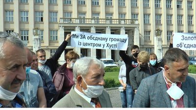 Приєднатися до Хустської ОТГ вимагали мешканці села Золотарьово