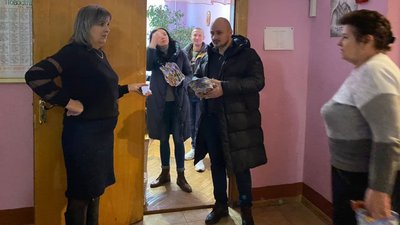 До Дня Святого Миколая волонтери з Тернопільщини передали подарунки у школу-інтернат До Дня Святого Миколая волонтери з Тернопільщини передали подарунки у школу-інтернат