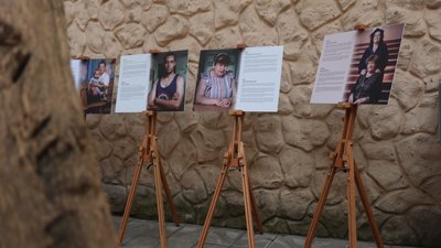 "Це історії мільйонів українців". У Чернівцях презентували виставку про людей, які постраждали через війну "Це історії мільйонів українців". У Чернівцях презентували виставку про людей, які постраждали через війну