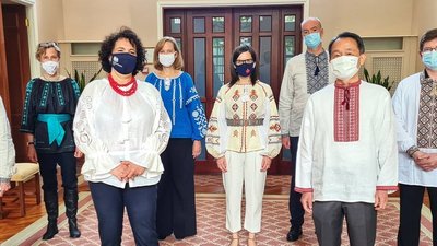 Посли "Великої сімки" привітали українців з Днем вишиванки спільним фото