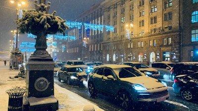 Сильний снігопад ускладнив рух у місті. Де найбільші затори