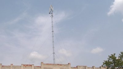 Такі вежі можна встановлювати лише за наявності дозвільних документів, кажуть у Держпродспоживслужбі. Фото: Суспільне. Поділля. Такі вежі можна встановлювати лише за наявності дозвільних документів, кажуть у Держпродспоживслужбі. Фото: Суспільне. Поділля.