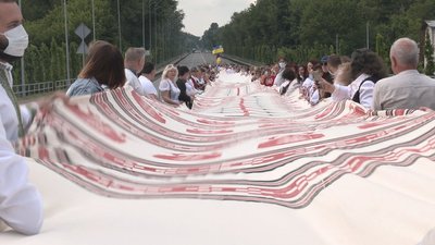У Чернігові розгорнули найбільший рушник України У Чернігові розгорнули найбільший рушник України