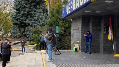 "Мій тато захищає вас": у Черкасах під міськрадою відбулася акція протесту "Мій тато захищає вас": у Черкасах під міськрадою відбулася акція протесту