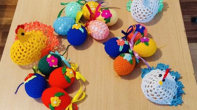 Яскраві й плетені. Жителька Кіровоградщини гачком плете писанки й великодніх курчат