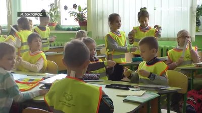 70 світловідбивних жилетів отримали учні ЗОШ №3 в Ужгороді 70 світловідбивних жилетів отримали учні ЗОШ №3 в Ужгороді