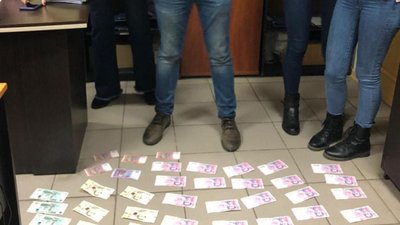 На Донеччині заскочили на хабарі двох посадовців Держпродспоживслужби. ФОТО На Донеччині заскочили на хабарі двох посадовців Держпродспоживслужби. ФОТО