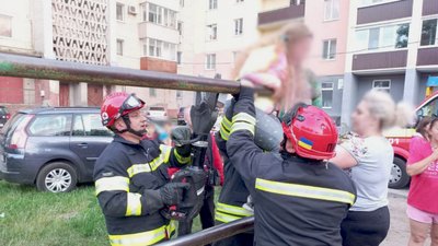 “Таке буває раз на кілька років”: у Рівному рятувальники визволяли дитину з гойдалки