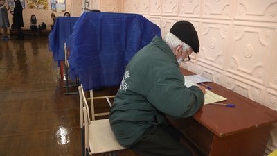 У Житомирі виборці невдоволені тим, що довелося голосувати в саморобних кабінках У Житомирі виборці невдоволені тим, що довелося голосувати в саморобних кабінках