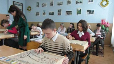 Діти з полтавської спецшколи № 39 малюють на піску Діти з полтавської спецшколи № 39 малюють на піску