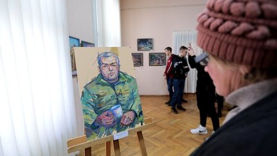 Козаки на прапорах і пейзажі Краматорська. У Чернівцях представили виставку картин військового