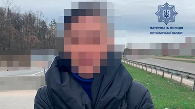 На Житомирщині патрульні виявили підозрілих людей на блокпосту На Житомирщині патрульні виявили підозрілих людей на блокпосту