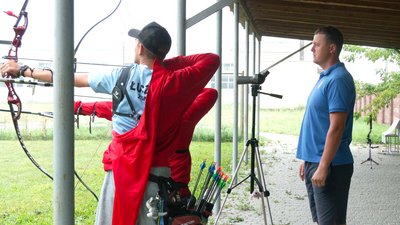 "Замість пасти корів — стріляв із лука": історія учасника Олімпіади-2024 Михайла Усача з Рівненщини "Замість пасти корів — стріляв із лука": історія учасника Олімпіади-2024 Михайла Усача з Рівненщини