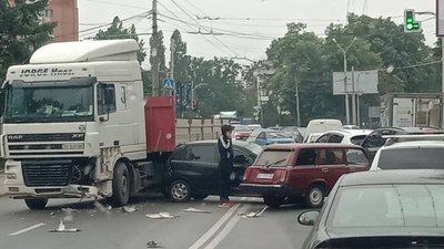У Полтаві зіткнулися три автівки: водій однієї втік з місця аварії