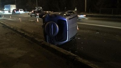 Три автівки зіштовхнулись на мосту у Сумах, одна з них перекинулась
