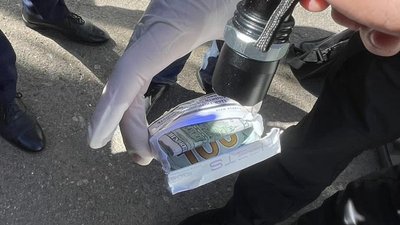 В Одесі затримали митного інсперктоа, який брав хабарі за оформлення вантажів - СБУ В Одесі затримали митного інсперктоа, який брав хабарі за оформлення вантажів - СБУ
