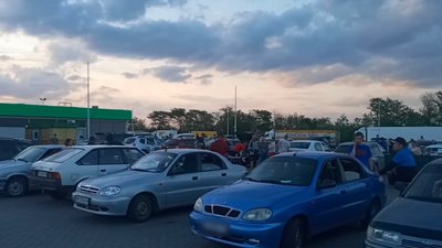 Перед російським блокпостом поблизу Василівки декілька діб стоять близько 400 машин. Люди чекають проїзду до Запоріжжя Перед російським блокпостом поблизу Василівки декілька діб стоять близько 400 машин. Люди чекають проїзду до Запоріжжя