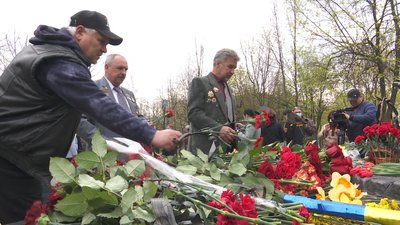 У Дніпрі біля пам'ятника жертвам Чорнобиля вшанували пам'ять ліквідаторів аварії У Дніпрі біля пам'ятника жертвам Чорнобиля вшанували пам'ять ліквідаторів аварії