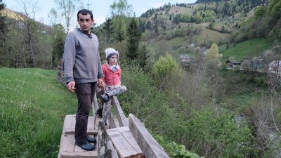На Буковині досі не відремонтували міст, який з'єднує гірський хутір з селами На Буковині досі не відремонтували міст, який з'єднує гірський хутір з селами