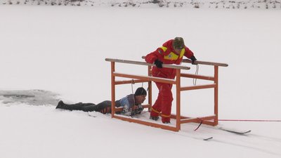 Якщо провалився під лід: франківські надзвичайники показали, як врятуватися з крижаної пастки Якщо провалився під лід: франківські надзвичайники показали, як врятуватися з крижаної пастки
