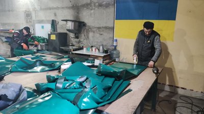 У Дніпрі волонтери виготовляють для військових герметичні водонепроникні мішки
