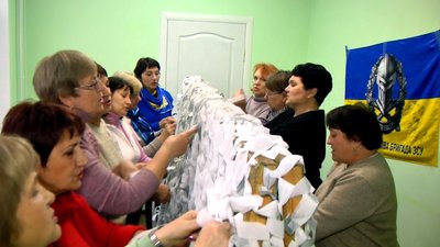 "Простою немає, дуже багато замовлень", — як волонтери із Вінниччини в'яжуть маскувальні сітки для оборонців "Простою немає, дуже багато замовлень", — як волонтери із Вінниччини в'яжуть маскувальні сітки для оборонців