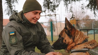 Кінолог Максим та гвардійська вівчарка Емма.