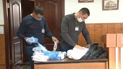 У сміттєвих пакетах та саморобних конвертах: до Черкаської ТВК звозять бюлетені У сміттєвих пакетах та саморобних конвертах: до Черкаської ТВК звозять бюлетені