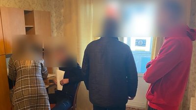 Трьох чоловіків з Сумщини підозрюють у купівлі підроблених документів для виїзду за кордон Трьох чоловіків з Сумщини підозрюють у купівлі підроблених документів для виїзду за кордон
