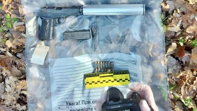 Пістолет з глушником та набої вилучили поліцейські з місця затримання підозрюваного у збуті зброї 33-річного ужгородця Пістолет з глушником та набої вилучили поліцейські з місця затримання підозрюваного у збуті зброї 33-річного ужгородця