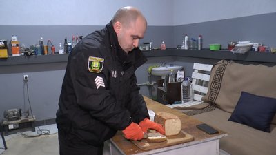 Поліцейський пече хліб хлібопічка прифронтове Курахове Донецька область Поліцейський пече хліб хлібопічка прифронтове Курахове Донецька область