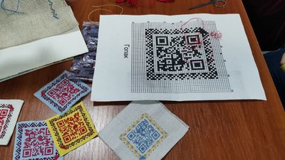 QR-коди із зашифрованими мелодіями вишивають для військових волонтерки у Полтаві QR-коди із зашифрованими мелодіями вишивають для військових волонтерки у Полтаві