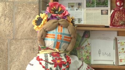 "Ляльковий світ". У херсонській бібліотеці відкрилась виставка місцевої майстрині "Ляльковий світ". У херсонській бібліотеці відкрилась виставка місцевої майстрині