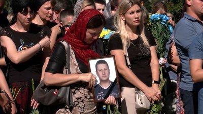 У Рівному попрощалися із загиблим бійцем Олександром Чайкою У Рівному попрощалися із загиблим бійцем Олександром Чайкою