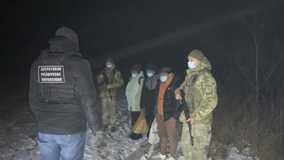 На Закарпатті поблизу кордону зі Словаччиною затримали трьох громадян Непалу На Закарпатті поблизу кордону зі Словаччиною затримали трьох громадян Непалу