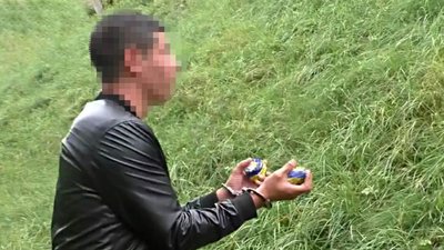 Чоловіка затримали після спроби передати наркотики