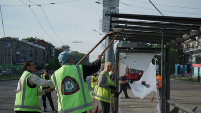 Комунальники прибирають наслідки влучання російського дрона у Харкові, 16 травня 2026 року