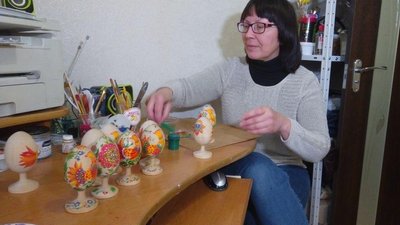 Кропивничанка розмальовує декоративні писанки у петриківському стилі Кропивничанка розмальовує декоративні писанки у петриківському стилі