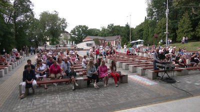 У Рівному виступив фольклорний гурт "Святовид", що виконує пісню Байрактар У Рівному виступив фольклорний гурт "Святовид", що виконує пісню Байрактар