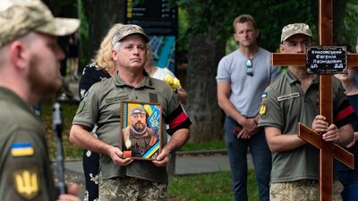 В Ужгороді попрощалися із полеглим на війні Євгенієм Красовським В Ужгороді попрощалися із полеглим на війні Євгенієм Красовським